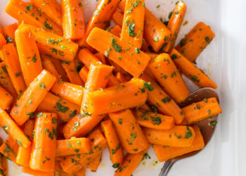 Καρότα φούρνου με μέλι και βούτυρο (2 μονάδες)