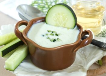 Δροσερή σούπα με γιαούρτι και αγγούρι (2 μονάδες)