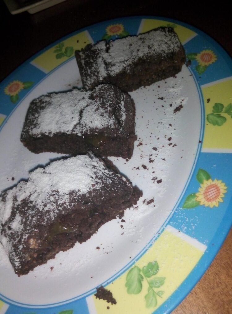 Κέικ σοκολάτας με βρώμη και γέμιση μαρμελάδας (1 μονάδα)