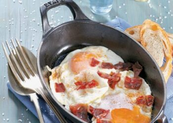 Αυγά με παστουρμά σαγανάκι (3 μονάδες)