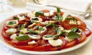 Σαλάτα με ψητές ντομάτες, μοτσαρέλα και βασιλικό (2 μονάδες)