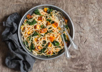 Σπαγγέτι με κολοκύθα και σπανάκι(3 μονάδες)